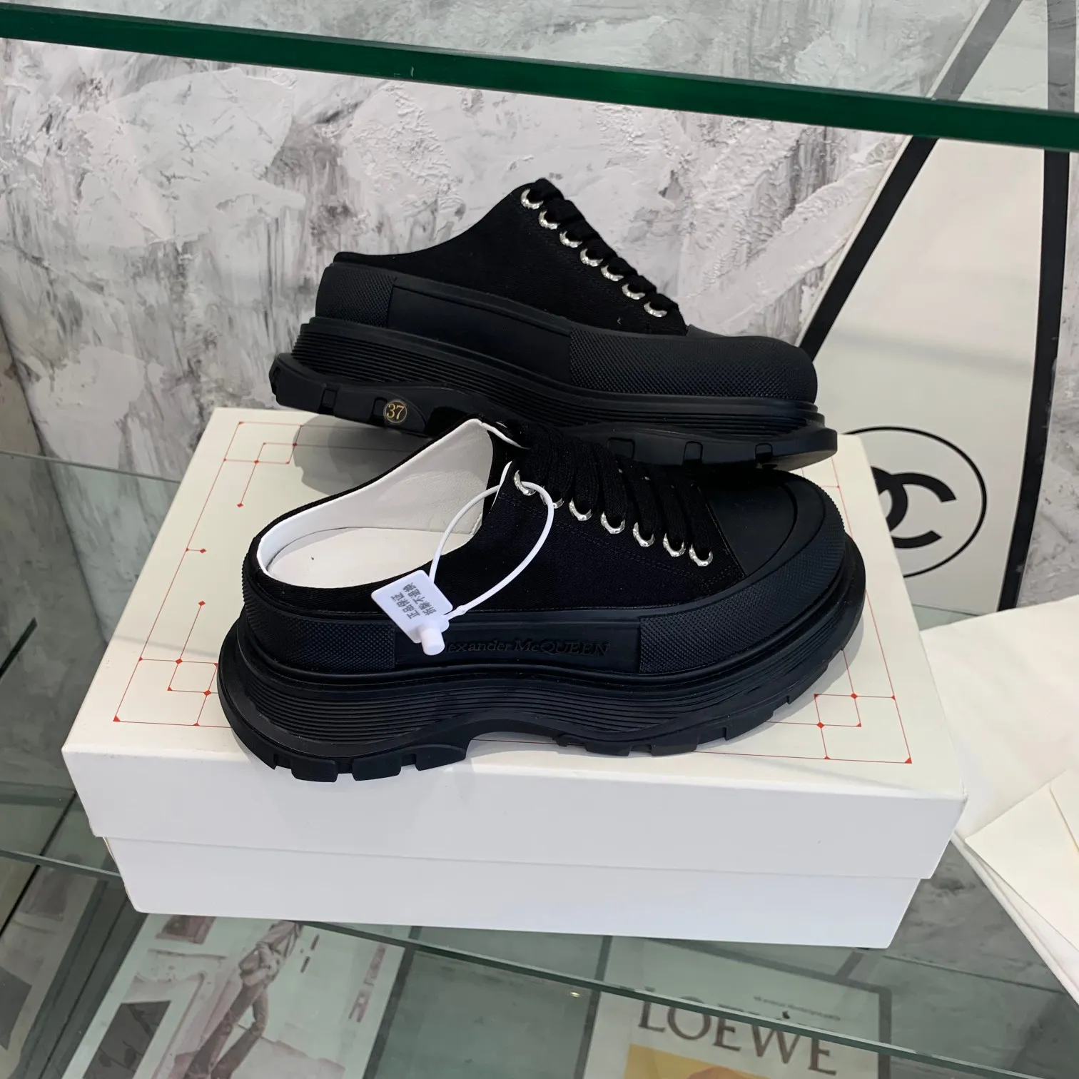 👟👟Ex-factory price 500👟👟 Mc Queen is in stock all year round [Rose] McQueen [Rose] dad shoes [Rose] ss early spring first release‼ ️‼ ️The latest Milan Fashion Week T-stage catwalk model, the unique and personalized design is very classy on the feet, and the round toe design allows the toes to be completely released. I spent a lot of money to buy multiple pairs of the originals and dismantled them and made replicas. Many celebrities such as Guli Nazha, Wu Lei, and Internet celebrity bloggers have endorsed Xiaohongshu’s popular products, and the products are sold out at the counters! Fabric: Imported pure cotton fabric Lining: Imported silk sheepskin Feet: Imported silk sheepskin Size: Women's 35-40. Packaging: original full set of packaging, outsole: increased by 5 cm, original outsole